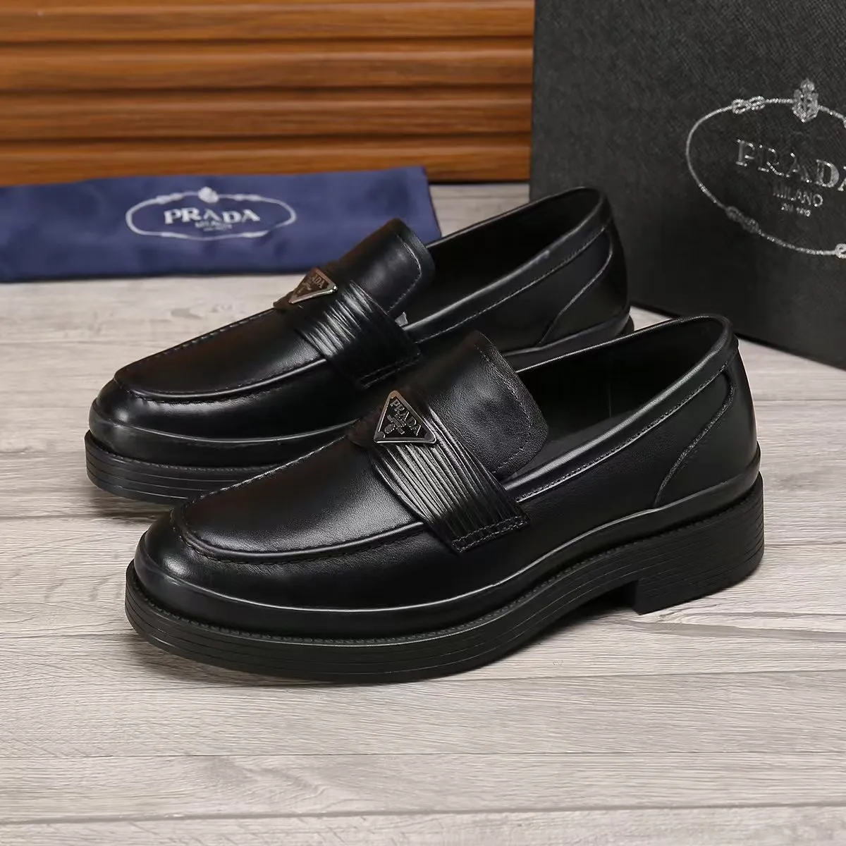 Men's shoes 💰540 💰💰🎩🎩【Prada】Counter 1:1⬆️original reproduction, absolute quality🆗Original outsole, high-quality imported rubber, wear-resistant and non-slip, never degummed, upper material: imported first-layer cowhide➕anti-slip foam outsole, official website material, lining material: water-dyed leather lining, 3 colors available! Code number 38-45